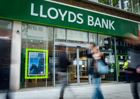 IN BRIEF: Lloyds Banking executive sells almost GBP500,000 in shares