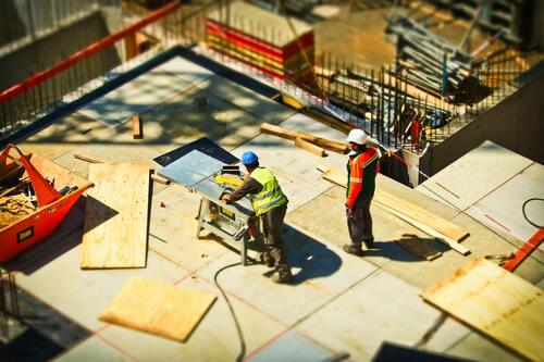 UK construction sector decline eases but conflict hits new business